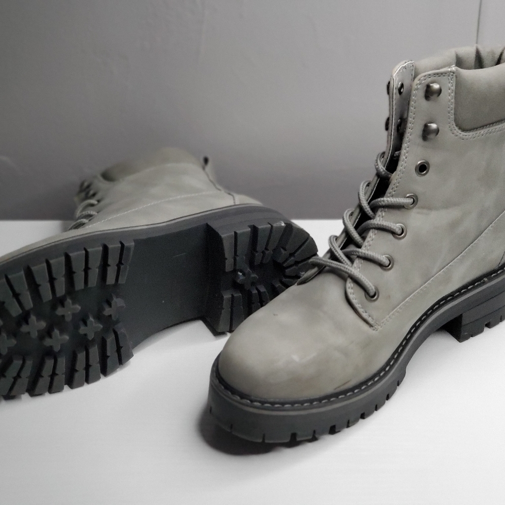 Gray, Cristen, combat boots - Picture 4 of 7